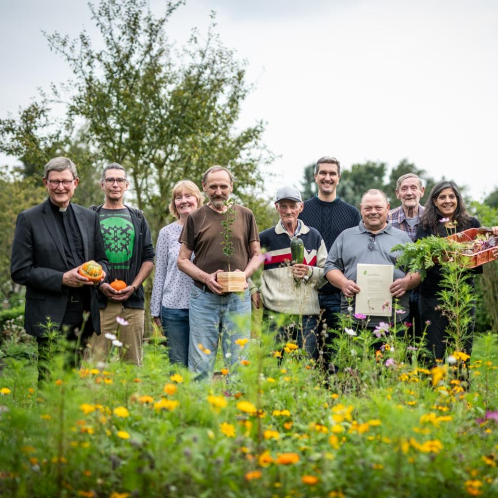 Ökologisches und soziales Engagement gehen bei der Wohngruppe Brühler Landstraße Hand in Hand: Die sechs Bewohner des Hauses der Wohnhilfe für Wohnungslose des Sozialdiensts Katholischer Männer e.V. bewirtschaften gemeinsam einen 1800 m² großen Garten. Dabei hat jeder seinen eigenen Verantwortungsbereich, beispielswiese die Aussaat und Pflege von Gurken und Tomaten im Gewächshaus oder das Jäten von Beikraut. Obst und Gemüse, das die Männer selbst nicht essen, wird an andere Einrichtungen der Caritas weitergereicht.
