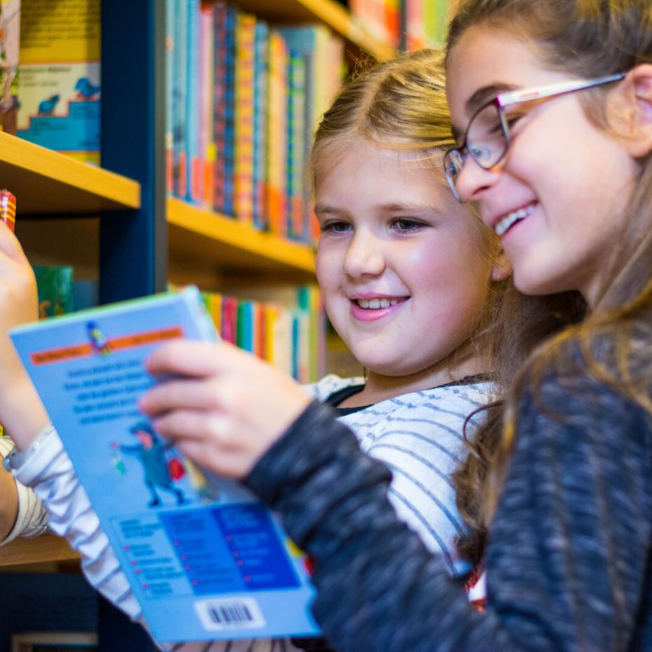 Kinder in der Bücherei