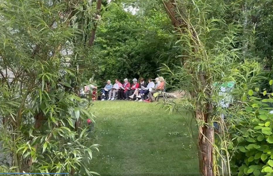 St. Johannes d. Täufer u. Maria Himmelfahrt, Erkrath - Weidenbogen mit Ruheoase