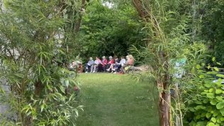 St. Johannes d. Täufer u. Maria Himmelfahrt, Erkrath - Weidenbogen mit Ruheoase