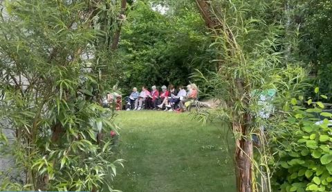 St. Johannes d. Täufer u. Maria Himmelfahrt, Erkrath - Weidenbogen mit Ruheoase