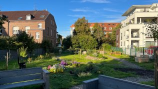 Sitzbank vor Blühbeet in St. Peter und Paul Grevenbroich