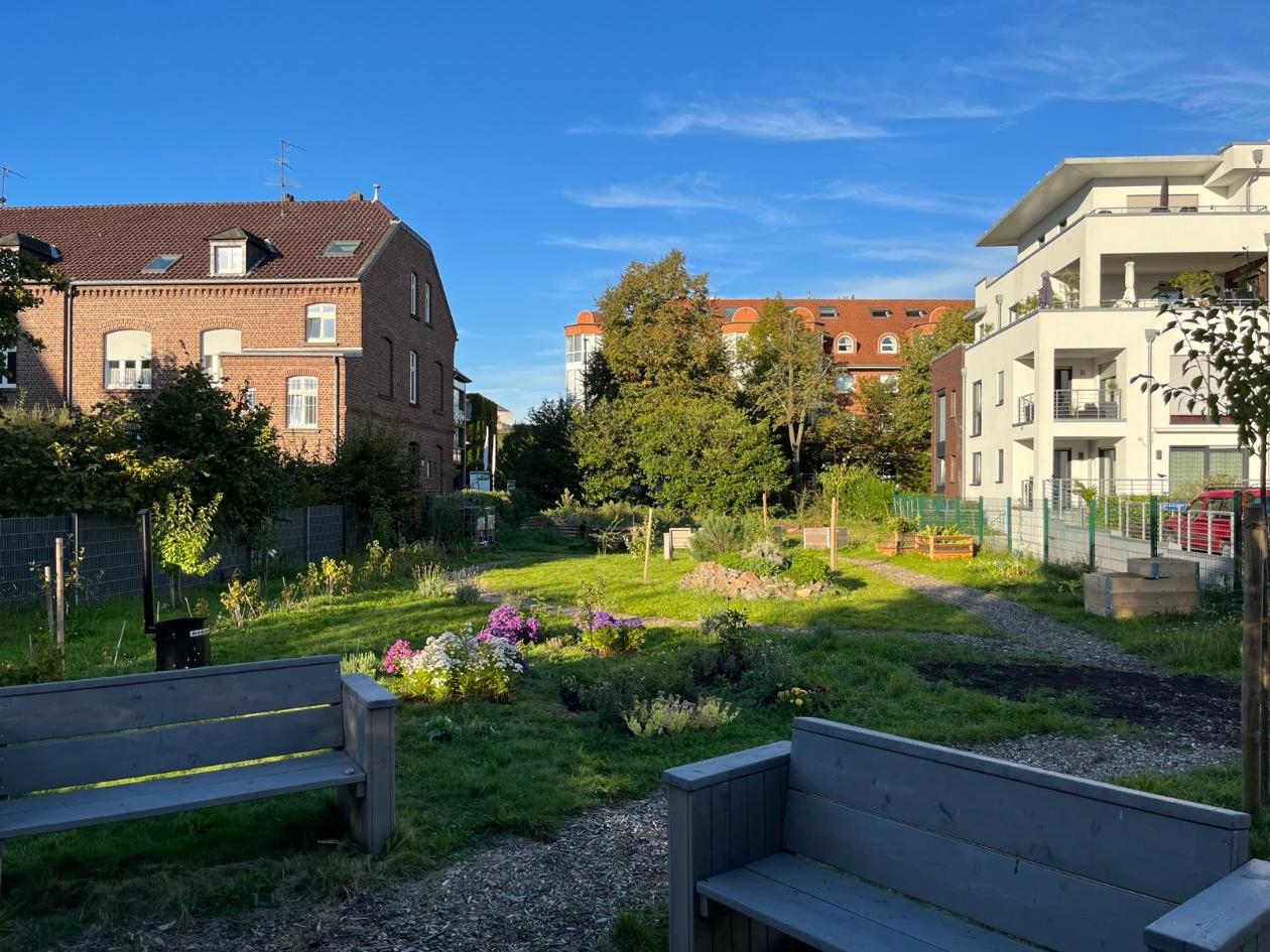 Sitzbank vor Blühbeet in St. Peter und Paul Grevenbroich