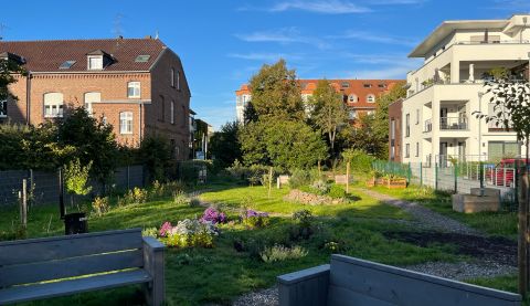Sitzbank vor Blühbeet in St. Peter und Paul Grevenbroich