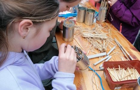 St. Martin  Bad Honnef_Kinder basteln Insektennisthilfen aus Konservendosen