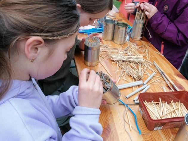 St. Martin  Bad Honnef_Kinder basteln Insektennisthilfen aus Konservendosen