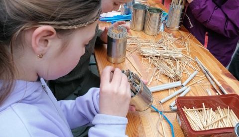 St. Martin  Bad Honnef_Kinder basteln Insektennisthilfen aus Konservendosen