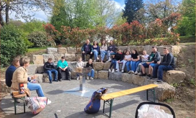 Much-Kreuzkapelle Gemeinschaftstreppe im Bibelgarten