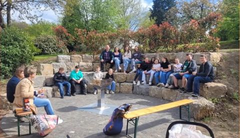 Much-Kreuzkapelle Gemeinschaftstreppe im Bibelgarten