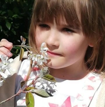 Mädchen mit Blüte